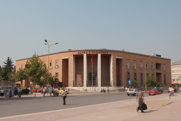 کارمند قمار باز آلبانی خزانه بانک مرکزی کشورش را خالی کرد