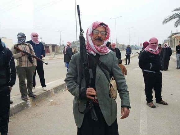 عشائرعراق بیش از 500 افسر تا دندان مسلح وابسته به نوری مالکی را فراری دادند عشائرعراق بیش از 500 افسر تا دندان مسلح وابسته به نوری مالکی را فراری دادند