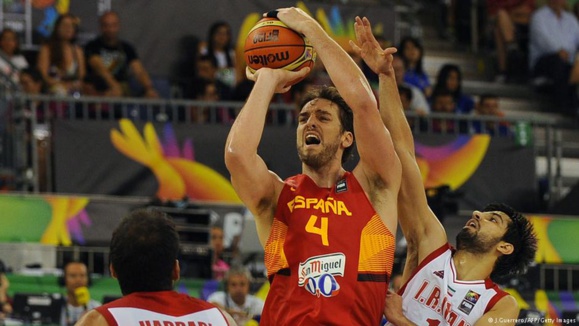 تلاش حامد حدادی (راست در تصویر) برای دفع یکی از حملات اسپانیا تلاش حامد حدادی (راست در تصویر) برای دفع یکی از حملات اسپانیا