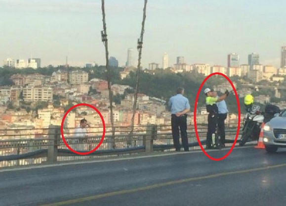 عکس سلفی پلیس ترکیه در کنار مردی که داشت خود کشی می کرد