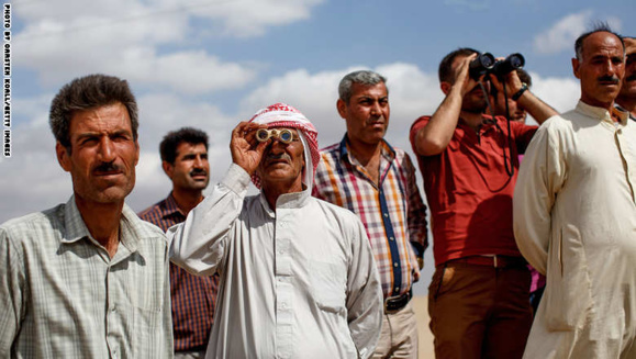 شماری از مردم نگران کوبانی در مرزهای ترکیه