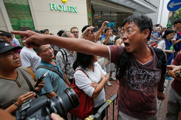 حمله لباس‌ شخصی‌ها به دانشجویان، تعویق مذاکرات در هنگ کنگ