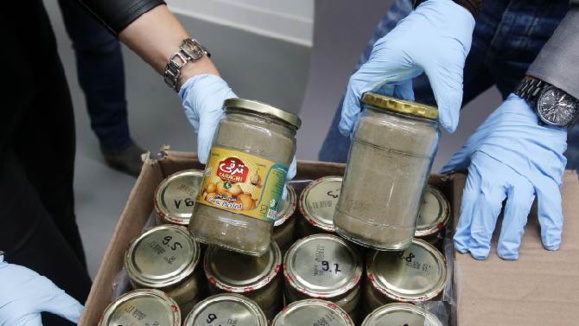 کشف 330 کیلو هروئین داخل ظروف خیارشور صادراتی رژیم ایران به آلمان+عکس کشف 330 کیلو هروئین داخل ظروف خیارشور صادراتی رژیم ایران به آلمان+عکس