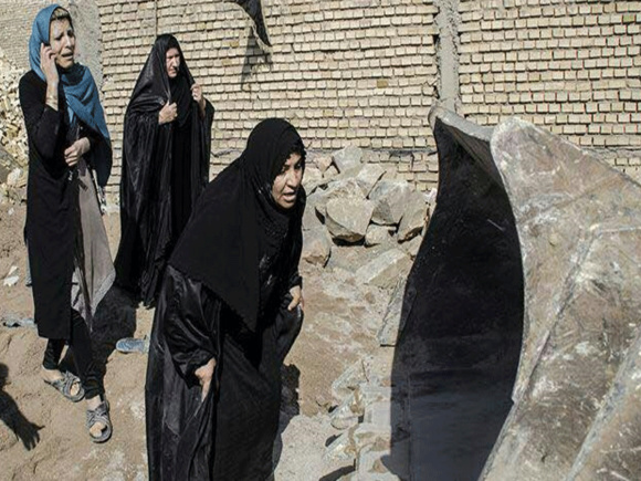 شهروندان عربی که برای جلوگیری از تخریب منازل مسکونی خود در برابر بیلهای نژاد پرستی شجاعانه ایستاده اند شهروندان عربی که برای جلوگیری از تخریب منازل مسکونی خود در برابر بیلهای نژاد پرستی شجاعانه ایستاده اند