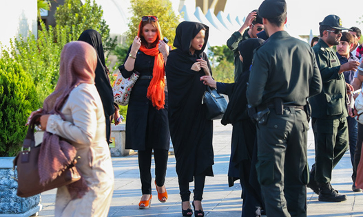 پلیس ایران مانتوهای کوتاه، تنگ و منقش به تصاویر نامأنوس و همچنین ساپورت‌های بدن‌نما را از مصادیق بد حجابی دانسته