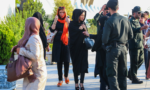 پلیس ایران مانتوهای کوتاه، تنگ و منقش به تصاویر نامأنوس و همچنین ساپورتهای بدننما را از مصادیق بد حجابی دانسته پلیس ایران مانتوهای کوتاه، تنگ و منقش به تصاویر نامأنوس و همچنین ساپورتهای بدننما را از مصادیق بد حجابی دانسته