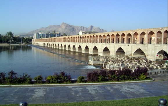 زاینده رود طغيان مى كند و کارون تشنگى مى كشد زاینده رود طغيان مى كند و کارون تشنگى مى كشد