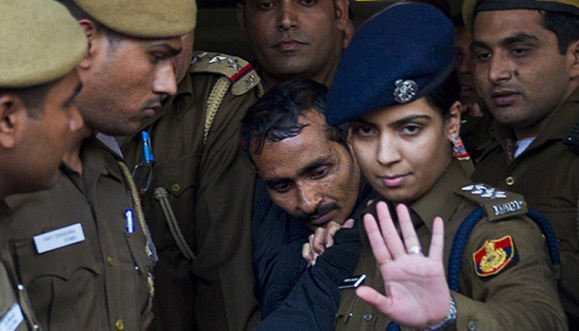 تجاوز راننده تاکسی به مسافر زن در نیودلهی،هند را به تعطیلی کشاند تجاوز راننده تاکسی به مسافر زن در نیودلهی،هند را به تعطیلی کشاند