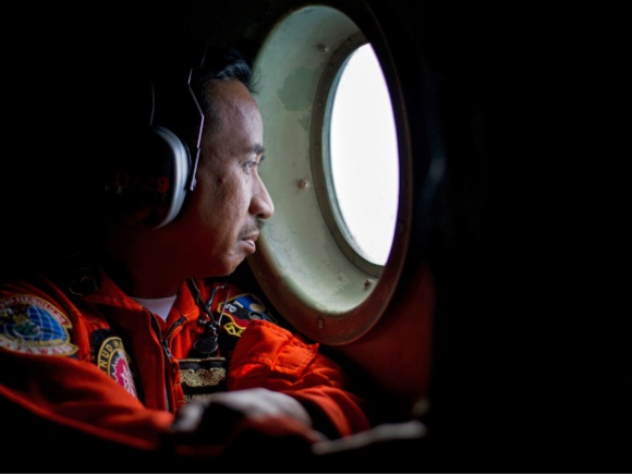 جنازه ۴۰ تن از سرنشینان هواپیمای ایرآسیا پیدا شد جنازه ۴۰ تن از سرنشینان هواپیمای ایرآسیا پیدا شد