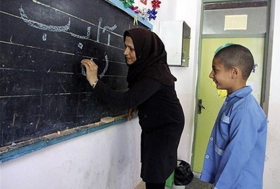 بیش از 6 هزار معلم با امضای طوماری از فقر،تبعیض وبی عدالتی به مجلس شکایت کردند بیش از 6 هزار معلم با امضای طوماری از فقر،تبعیض وبی عدالتی به مجلس شکایت کردند