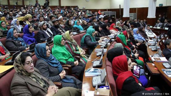 درگیری فزیکی در سومین روز بررسی کابینه جدید افغانستان در مجلس