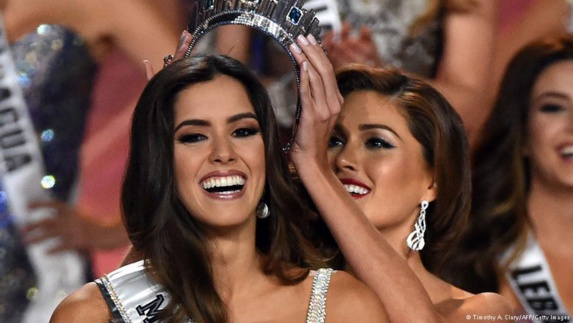 تاج دختر شایسته جهان بر سر یک زیباروی کلمبیایی تاج دختر شایسته جهان بر سر یک زیباروی کلمبیایی