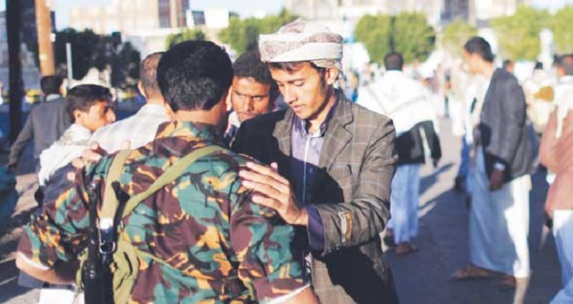 شورشی حوثی در حال تفتیش یک سرباز یمنی شورشی حوثی در حال تفتیش یک سرباز یمنی