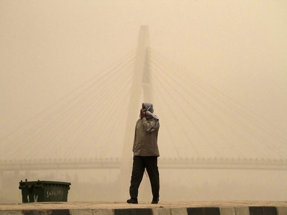 نگاهی به عوارض گرد وغبار در خوزستان/ افزایش تصادف و بیماری تنفسی نگاهی به عوارض گرد وغبار در خوزستان/ افزایش تصادف و بیماری تنفسی