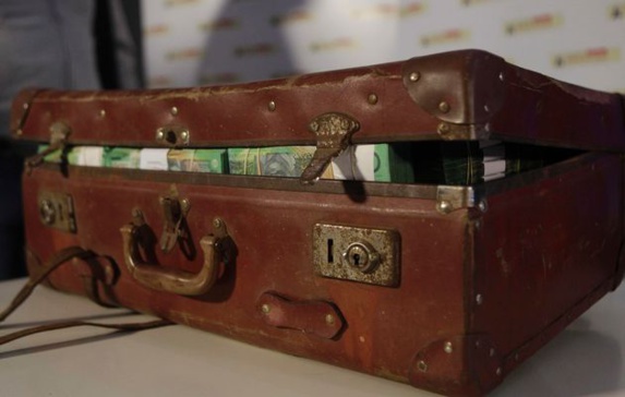 ابهام در مجلس درباره "خروج چمدانی" ارزهای آزادشده توافق ژنو ابهام در مجلس درباره "خروج چمدانی" ارزهای آزادشده توافق ژنو