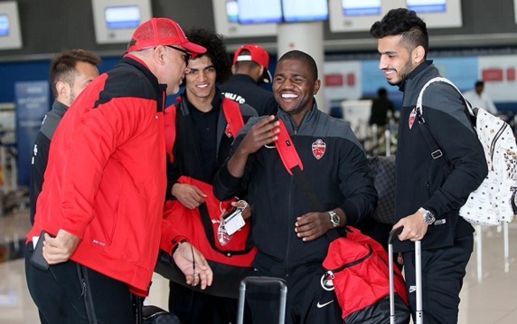 مشت محکم دروازه بان تیم الاهلی امارات به صورت تصویر بردار ایرانی مشت محکم دروازه بان تیم الاهلی امارات به صورت تصویر بردار ایرانی