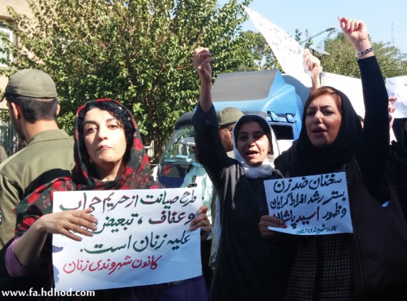 زنان ایران در یکسال: اسیدپاشی، حجاب و اعدامهای یواشکی زنان ایران در یکسال: اسیدپاشی، حجاب و اعدامهای یواشکی