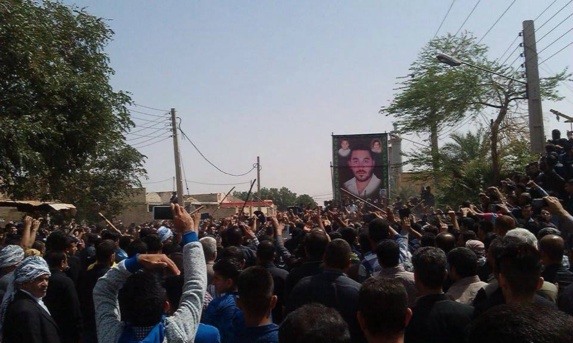 مراسم تشییع پیکر یونس عساکره در کوت الشیخ به یک راهپیمایی اعتراضی بزرگی تبدیل شد+عکس