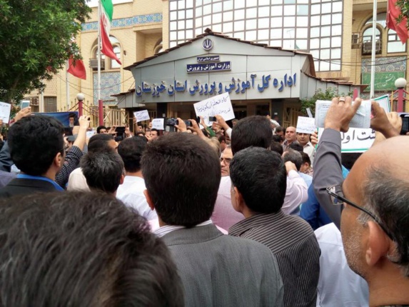 صدها معلم اهوازی در اعتراض به سیاستهای تبعیض آمیز و عدم پرداخت حقوق معوقه خود تجمع کردند+عکس صدها معلم اهوازی در اعتراض به سیاستهای تبعیض آمیز و عدم پرداخت حقوق معوقه خود تجمع کردند+عکس