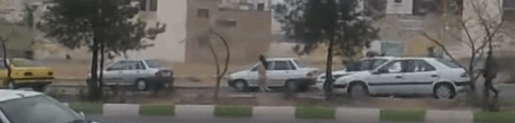 فرار زن برهنه از خودروی نیروی انتظامی+فیلم