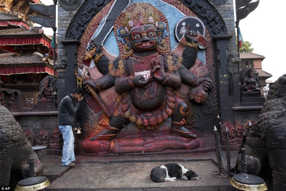 زلزله دو برج ثبت جهانی در نپال را تخریب کرد زلزله دو برج ثبت جهانی در نپال را تخریب کرد