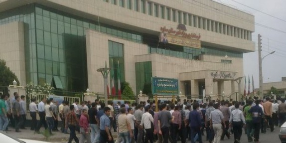 اعتراض صدها کارگر کارخانه لوله و نورد صفا به عدم پرداخت چهار ماه دستمزدشان اعتراض صدها کارگر کارخانه لوله و نورد صفا به عدم پرداخت چهار ماه دستمزدشان