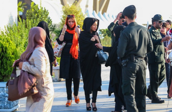 برغم وعدههای دولت؛ گشتهای ارشاد به خیابانها بازگشتهاند؟ برغم وعدههای دولت؛ گشتهای ارشاد به خیابانها بازگشتهاند؟