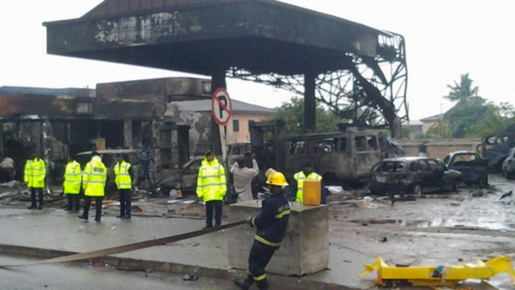 آمار کشته های آتش سوزی در پمپ بنزینی در غنا به ۱۵۰ نفر رسید آمار کشته های آتش سوزی در پمپ بنزینی در غنا به ۱۵۰ نفر رسید