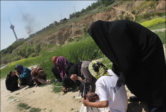هشدار نسبت به زنانه شدن اعتیاد در ایران هشدار نسبت به زنانه شدن اعتیاد در ایران