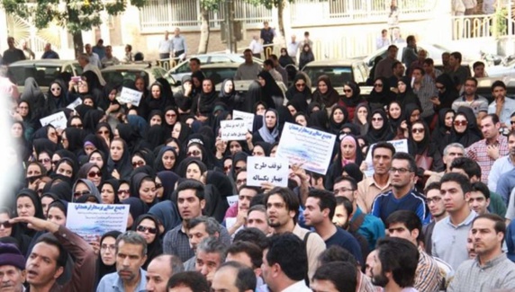 «حقوق عقب افتاده»و«نبود امنیت شغلی» پرستاران همدانی را به تجمع اعتراضی کشاند «حقوق عقب افتاده»و«نبود امنیت شغلی» پرستاران همدانی را به تجمع اعتراضی کشاند