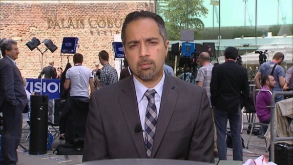 تریتا پارسی مشغول مصاحبه با رسانه ها در ژنو تریتا پارسی مشغول مصاحبه با رسانه ها در ژنو