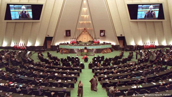 در پی انتصاب یک استاندار غیر بومی برای استان فارس،هیجده نماینده این استان در مجلس استعفا دادند در پی انتصاب یک استاندار غیر بومی برای استان فارس،هیجده نماینده این استان در مجلس استعفا دادند