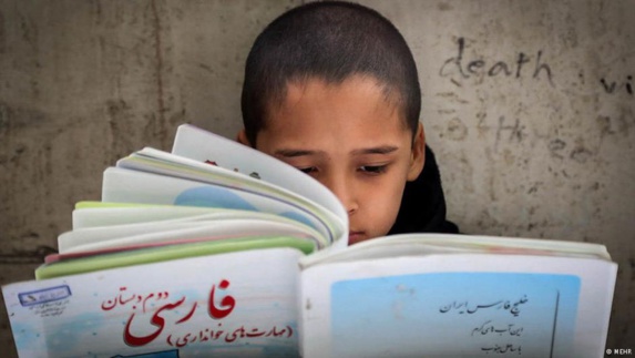 روحانی بجای اجرایی کردن اصل پانزدهم قانون اساسی مژده راه اندازی بخش کردی خبرگزاری ایرنا را به مردم کردستان داد روحانی بجای اجرایی کردن اصل پانزدهم قانون اساسی مژده راه اندازی بخش کردی خبرگزاری ایرنا را به مردم کردستان داد