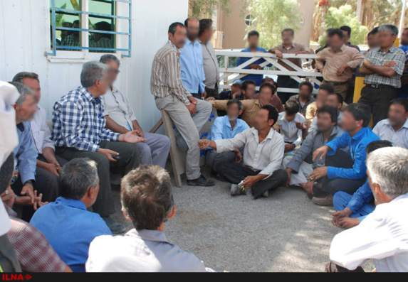 تجمع کارگران ارگ بم در اعتراض به 4 ماه مزد معوقه تجمع کارگران ارگ بم در اعتراض به 4 ماه مزد معوقه