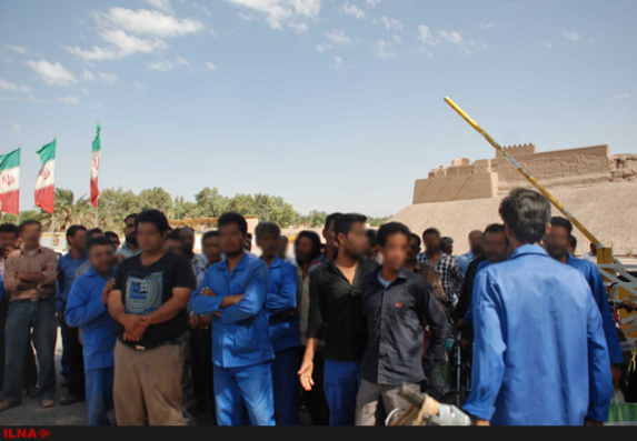 تجمع کارگران ارگ بم در اعتراض به 4 ماه مزد معوقه تجمع کارگران ارگ بم در اعتراض به 4 ماه مزد معوقه