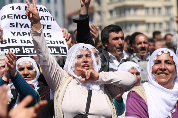 نخست وزیر ترکیه از حزب سیاسی کردها برای شرکت در دولت دعوت کرد نخست وزیر ترکیه از حزب سیاسی کردها برای شرکت در دولت دعوت کرد