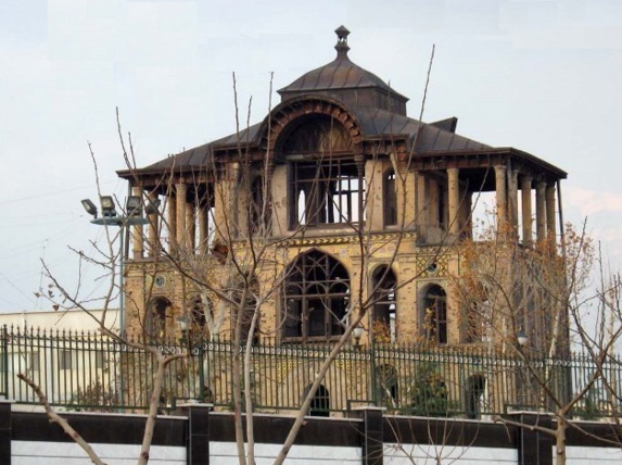 ادامه ساخت و ساز سپاه پاسداران در حريم عمارت كلاه فرنگی، در عشرت آباد ادامه ساخت و ساز سپاه پاسداران در حريم عمارت كلاه فرنگی، در عشرت آباد