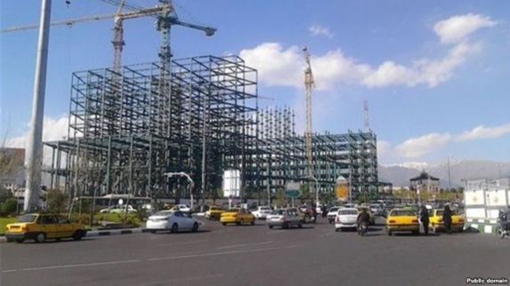 ادامه ساخت و ساز سپاه پاسداران در حريم عمارت كلاه فرنگی، در عشرت آباد ادامه ساخت و ساز سپاه پاسداران در حريم عمارت كلاه فرنگی، در عشرت آباد