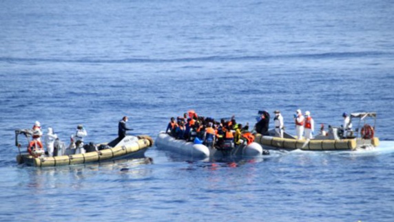 در مواردی کشتیهای حاضر در منطقه توانستهاند پناهجویان قایقسوار را نجات دهند در مواردی کشتیهای حاضر در منطقه توانستهاند پناهجویان قایقسوار را نجات دهند