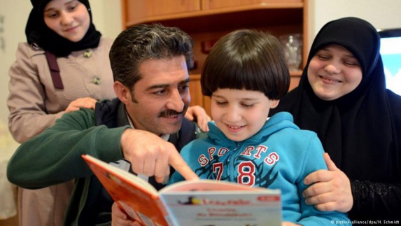 چگونه خانواده پناهجو میتواند به او بپیوندد؟ چگونه خانواده پناهجو میتواند به او بپیوندد؟