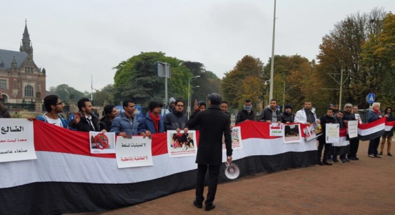 تجمع یمنی ها در مقابل دادگاه بین المللی و درخواست محاکمه کودتاچیان
