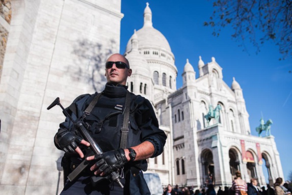 سه نفر در فرانسه در ارتباط با حمله تروریتی پاریس بازداشت شدند سه نفر در فرانسه در ارتباط با حمله تروریتی پاریس بازداشت شدند