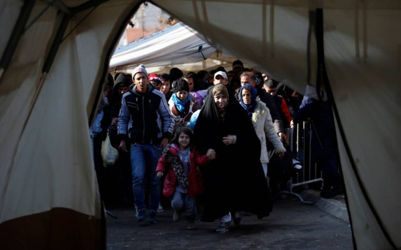 پناهجویان معترض ایرانی در مرز یونان و مقدونیه لبهای خود را دوختند