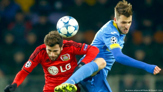 صحنهای از دیدار بایر لورکوزن (پیراهن قرمز) و باته بوریسف صحنهای از دیدار بایر لورکوزن (پیراهن قرمز) و باته بوریسف