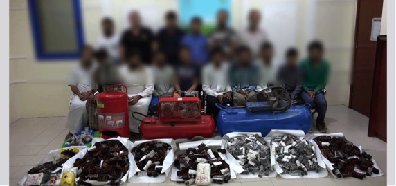 کشتی ایرانی حامل انواع مواد مخدر وقاچاق انسان در ساحل امارات کشف و توقیف شد+ویدئو