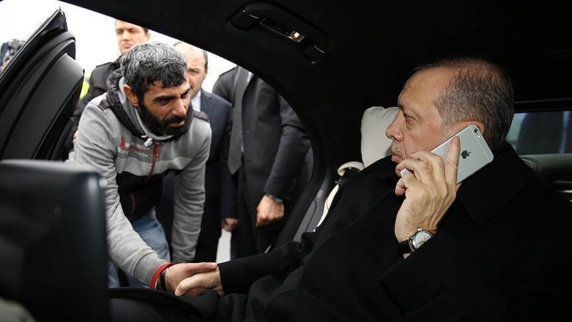 اردوغان یک شهروند را از خودکشی منصرف کرد اردوغان یک شهروند را از خودکشی منصرف کرد