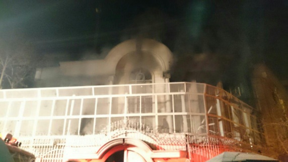 اوباش بسیجی برخوردار از حمايت نيروي انتظامي سفارت سعودى را به آتش کشیدند+فیلم اوباش بسیجی برخوردار از حمايت نيروي انتظامي سفارت سعودى را به آتش کشیدند+فیلم