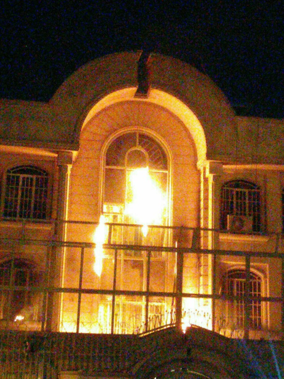 اوباش بسیجی برخوردار از حمايت نيروي انتظامي سفارت سعودى را به آتش کشیدند+فیلم اوباش بسیجی برخوردار از حمايت نيروي انتظامي سفارت سعودى را به آتش کشیدند+فیلم