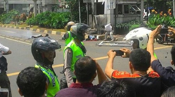 دستکم سه کشته در پی چندین انفجار و تیراندازی در جاکارتا دستکم سه کشته در پی چندین انفجار و تیراندازی در جاکارتا