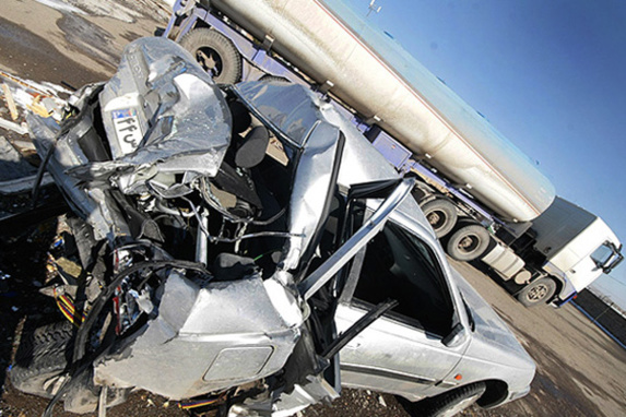 سقوط مرگبار تریلی روی پراید/ 5 تن در دم جان باختند سقوط مرگبار تریلی روی پراید/ 5 تن در دم جان باختند